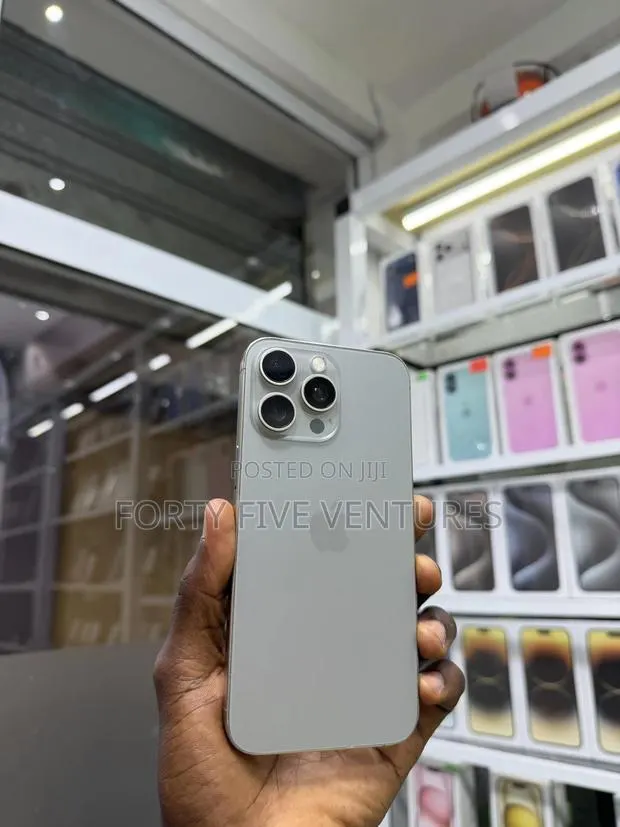 Apple iPhone 15 Pro Max 256 GB Silver · Photo 1