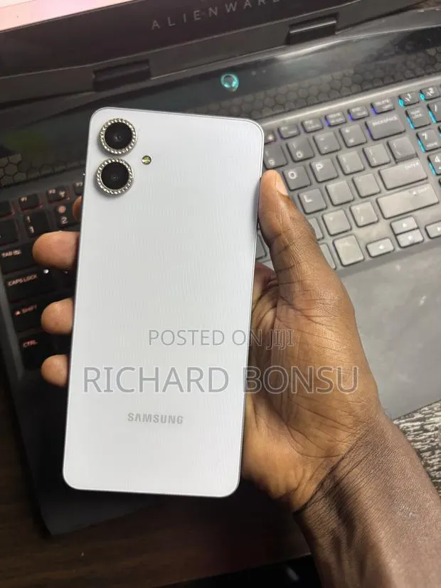 New Samsung Galaxy A06 128 GB White · Photo 1
