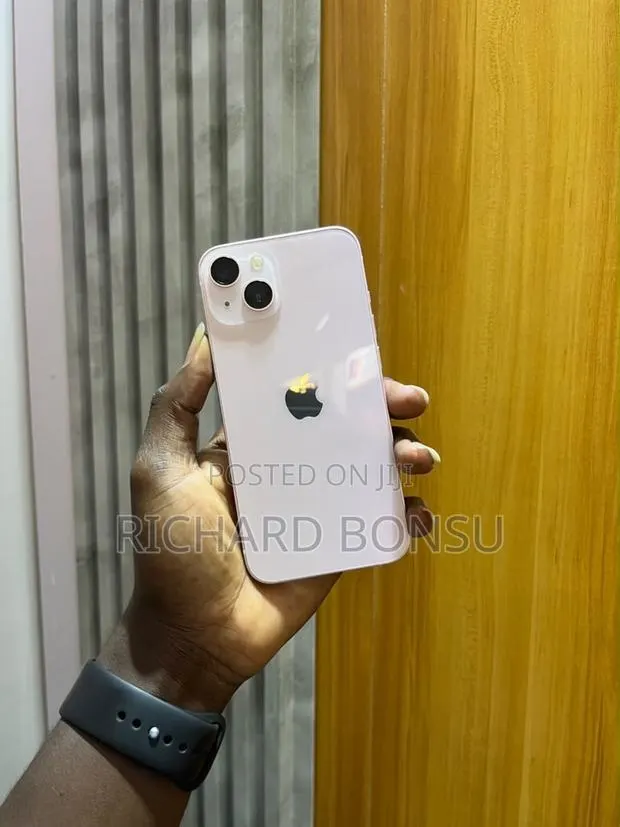 New Apple iPhone 13 256 GB Yellow · Photo 1