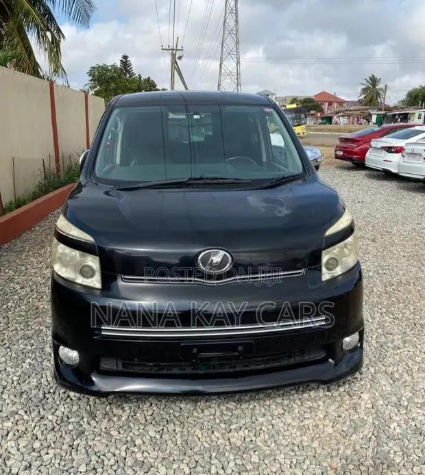 Toyota Voxy ZS 4WD 8-Seater 2013 Black · Photo 1