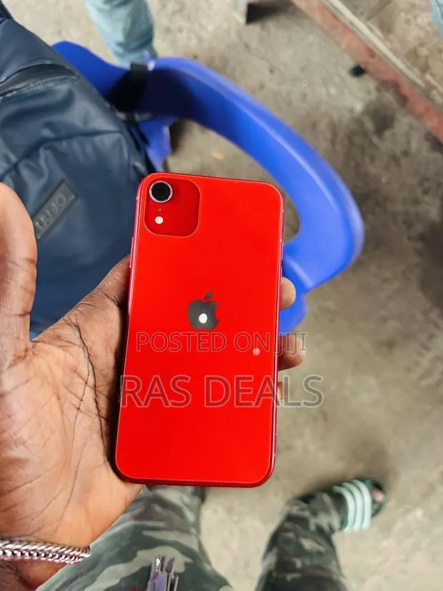 Apple iPhone XR 64 GB Red · Photo 1