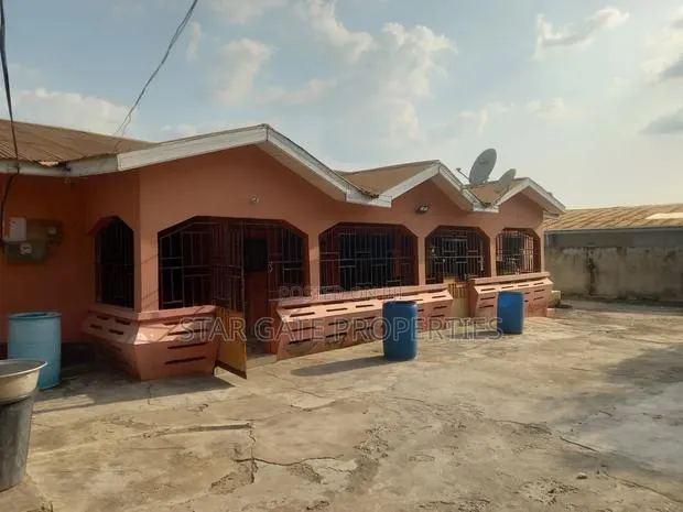 8bdrm House in Kenyasi Adwumam, Kumasi Metropolitan for sale · Photo 1