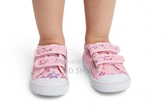 Pink Baby Girls Sneakers With Star Print and Double Velcro · Photo 1