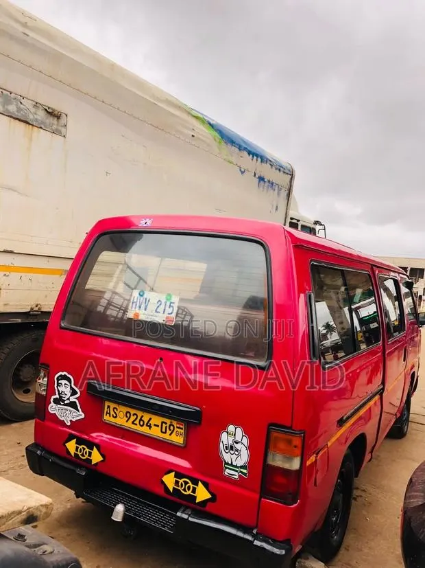 Nissan Caravan (Urvan) 1989 Red · Photo 1