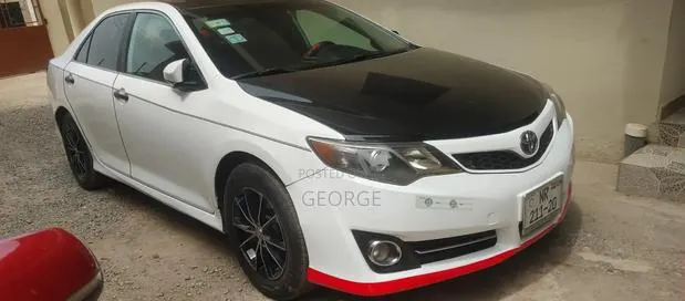 Toyota Camry SE 4dr Sedan (2.5L 4cyl 6A) 2013 Gray · Photo 1
