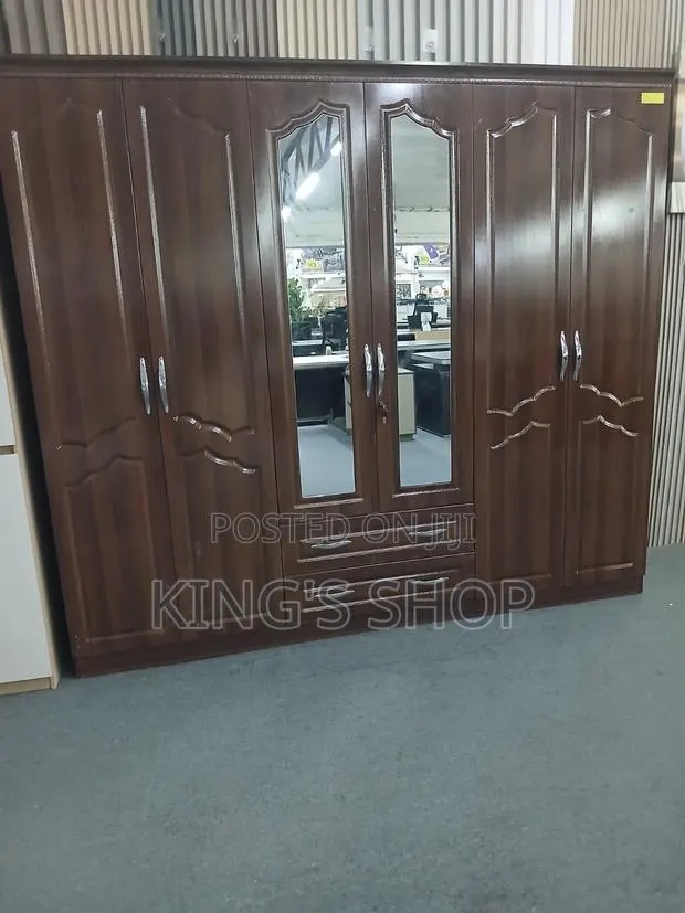 Spacious 6 Doors Wardrobe · Photo 1