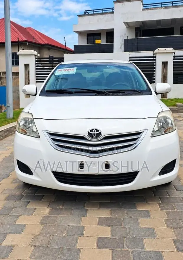Toyota Corolla 2012 White · Photo 1