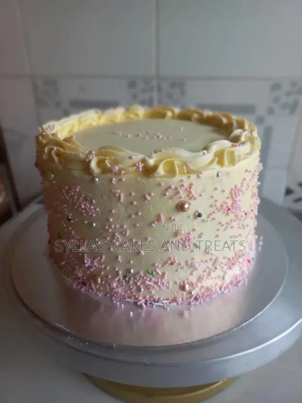 6-Inches 2 layersCustom Cake · Photo 1