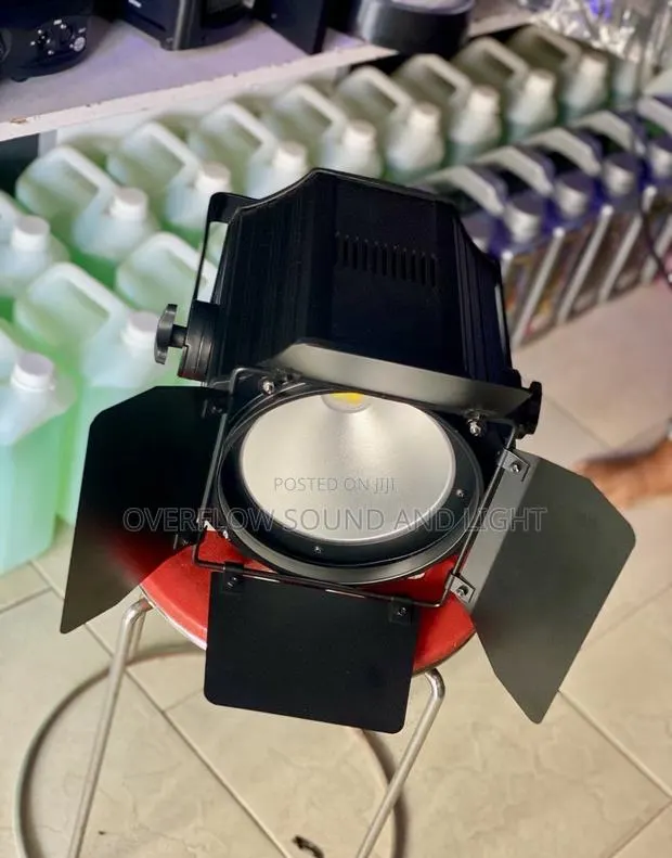 200w Cob LED Stage Light Equipped With Adjustable Bran Doors · Photo 1