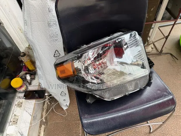 Toyota Tundra 2016,2017,2018 Headlight · Photo 1