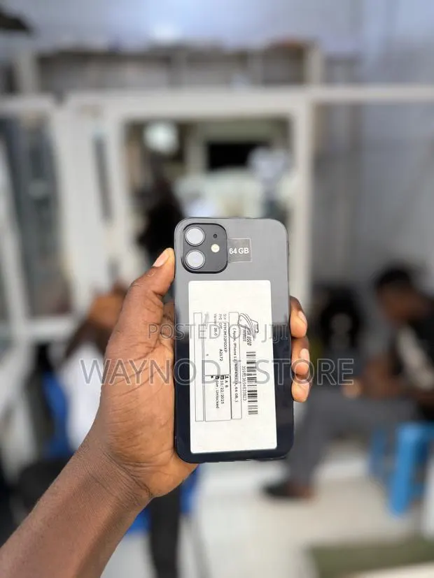 Apple iPhone 12 64 GB Black · Photo 1