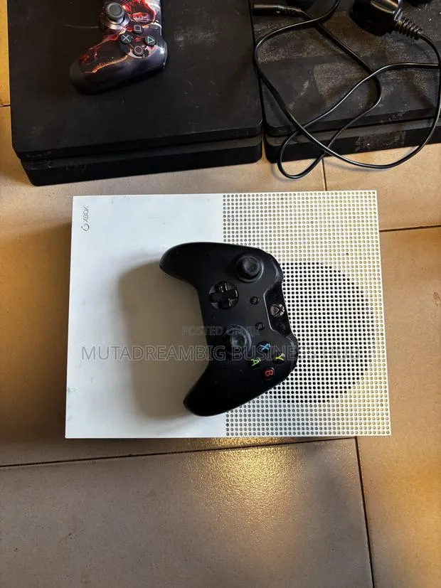 Xbox One S With Fifa 22 Cd and 500gb Storage · Photo 1