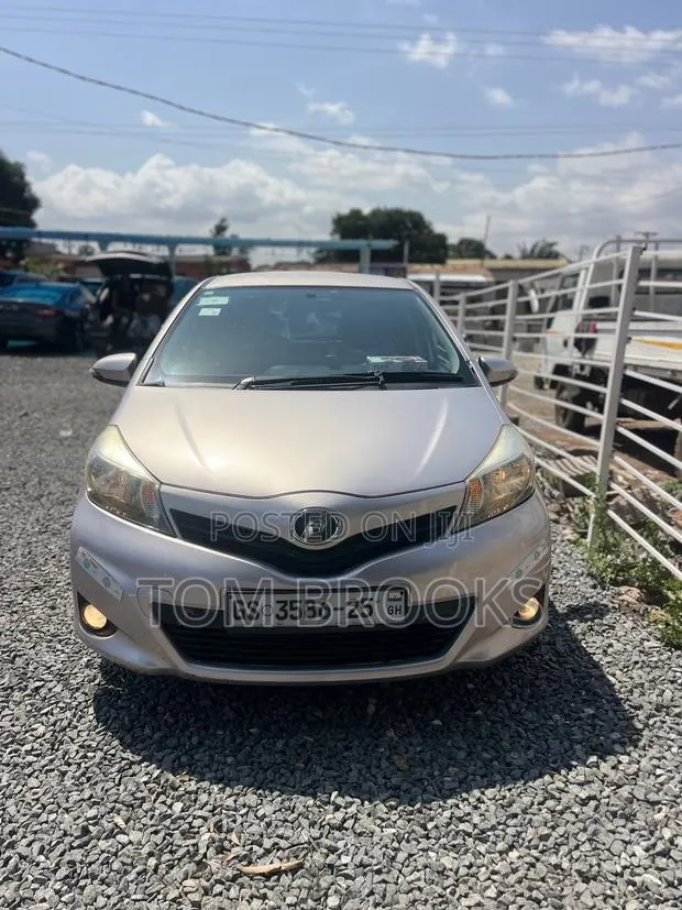 Toyota Vitz 2013 Silver · Photo 1
