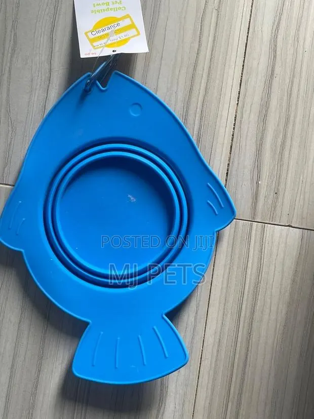 Plastic Carry Along and Travel Bowl for Dogs · Photo 1