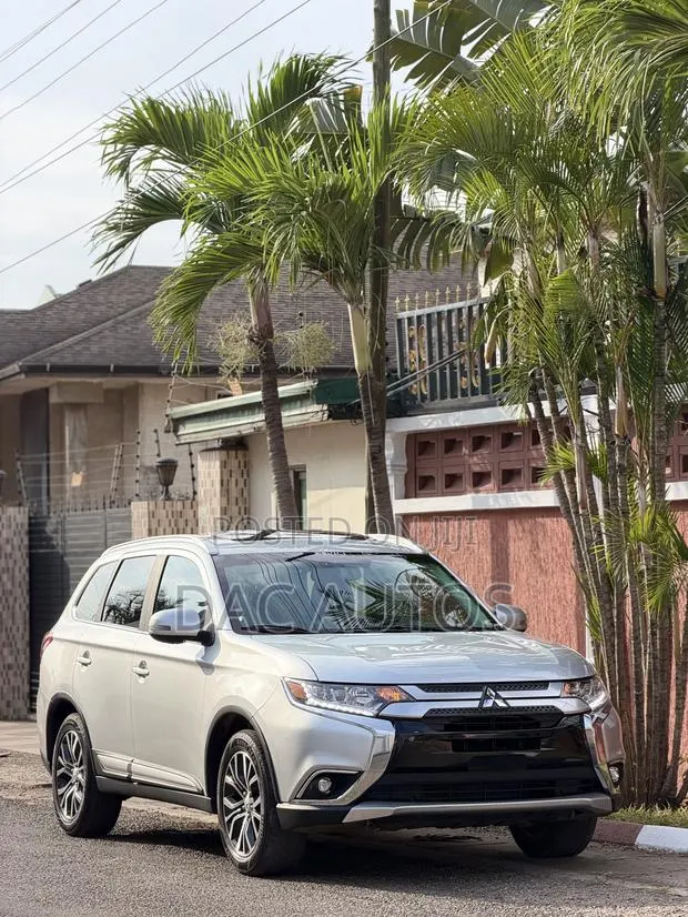 Mitsubishi Outlander 2.4 PHEV AWD 2018 Silver · Photo 1