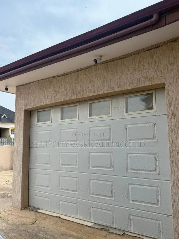 Fanlight Garage Door · Photo 1