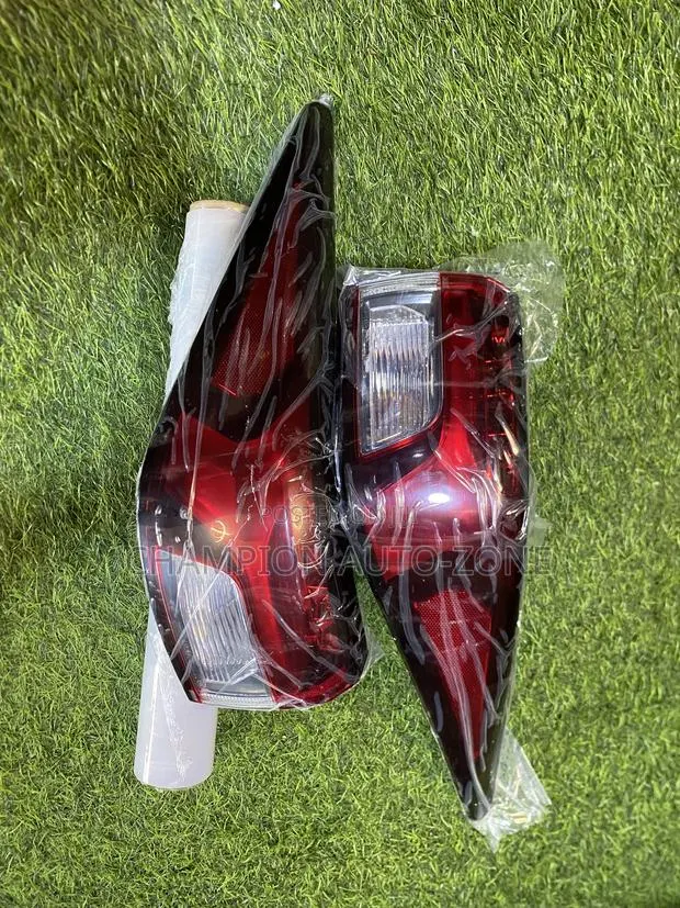Mitsubishi Outlander 2023-2024-2025 Taillight Pair · Photo 1