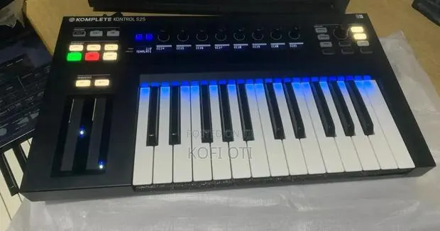 Komplete Kontrol S25 · Photo 1