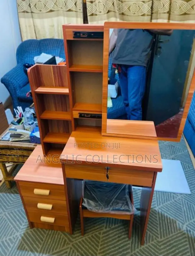 Non Led Light Dresser · Photo 1