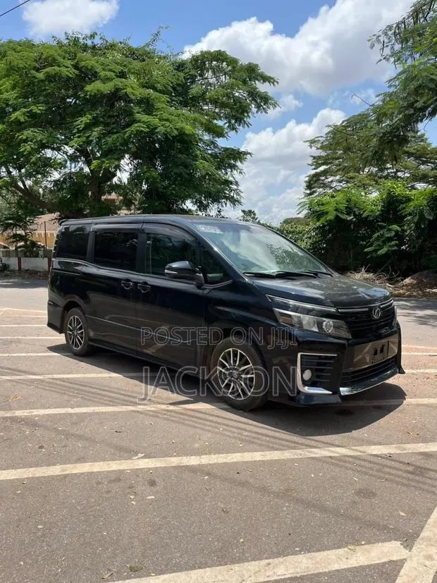 Toyota Voxy Hybrid X 2WD 7-Seater 2014 Black · Photo 1