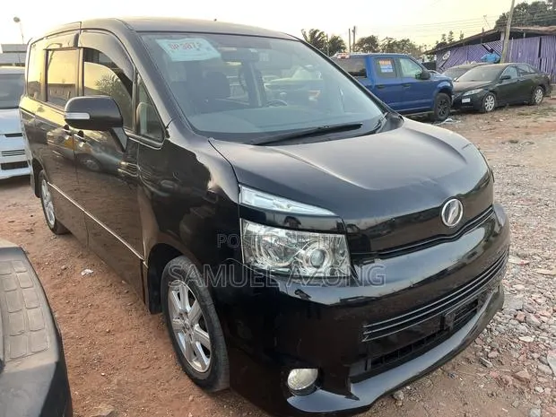 Toyota Voxy V 2WD 8-Seater 2010 Black · Photo 1