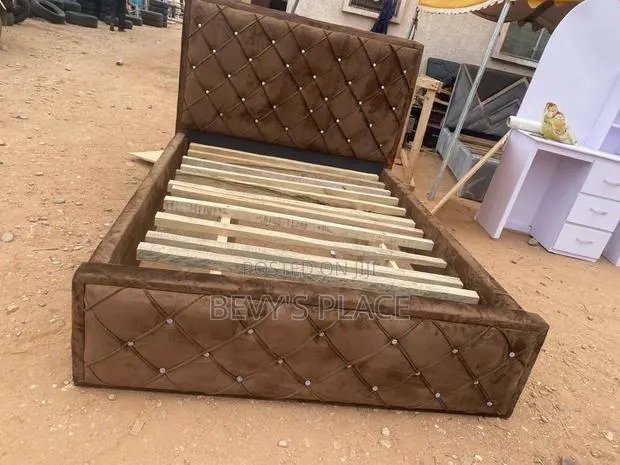 Material Bedframe · Photo 1