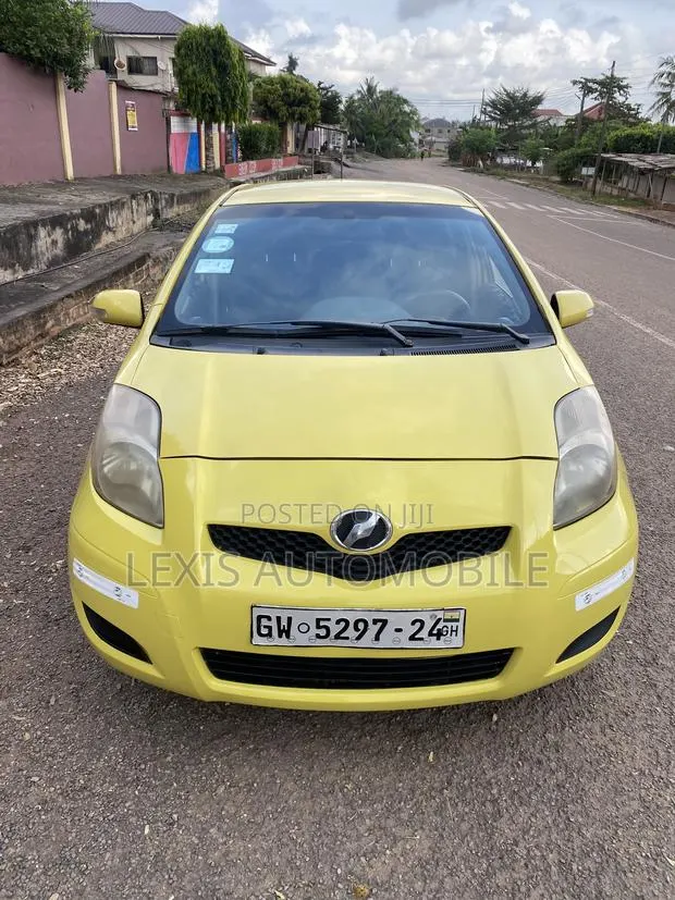 Toyota Vitz 1.3 FWD 5dr 2010 Yellow · Photo 1