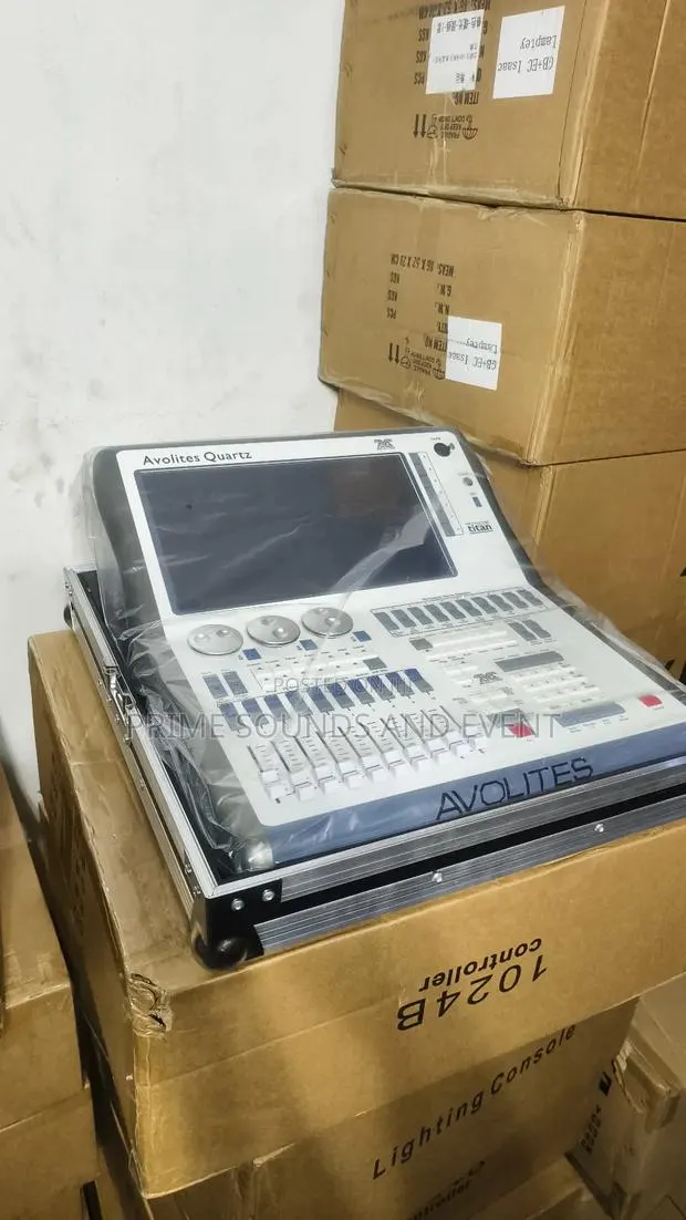 Avolites Quartz Digital DMX Light Console · Photo 1