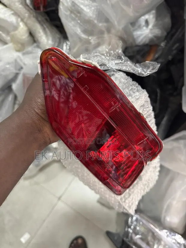 Toyota RAV4 Back Reflector 2013 2014 2015 · Photo 1