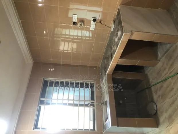 I’M a Professional Tiler in Kitchen · Photo 1