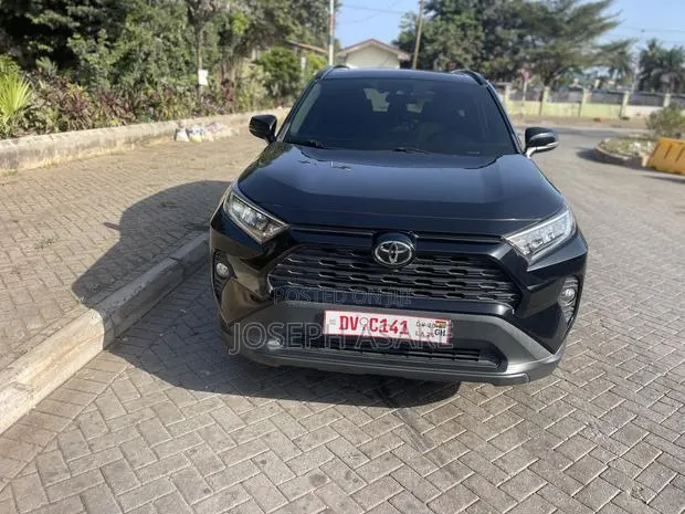 Toyota RAV4 XLE 2022 Black · Photo 1