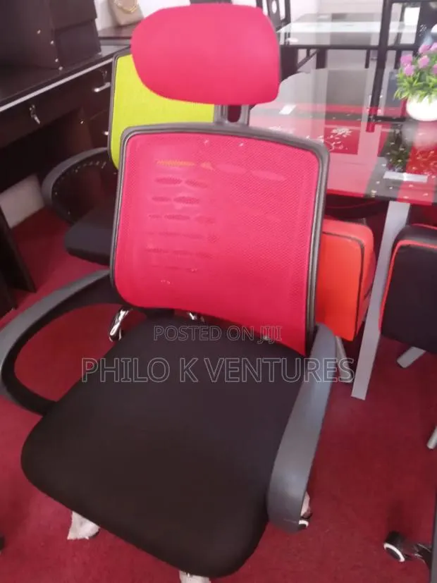 Platform Swivel Chair · Photo 1