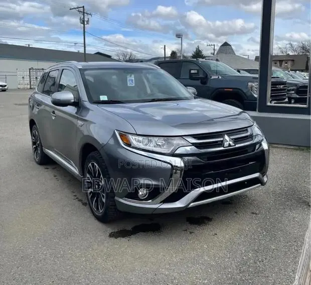 Mitsubishi Outlander PHEV 2019 Silver · Photo 1