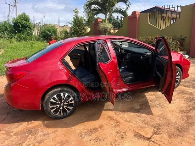 Toyota Corolla XSE (1.8L 4cyl 2A) 2018 Red · Photo 1