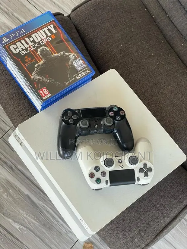 PS4 Slim 500 · Photo 1