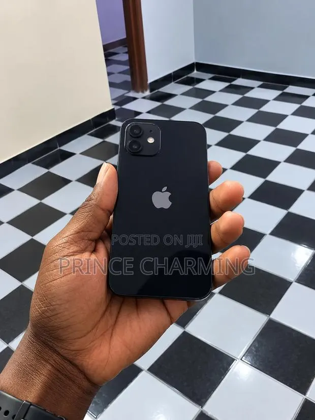 Apple iPhone 12 64 GB Black · Photo 1