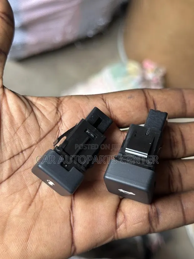 Honda Civic CRV 2018-20 Boot Switch · Photo 1