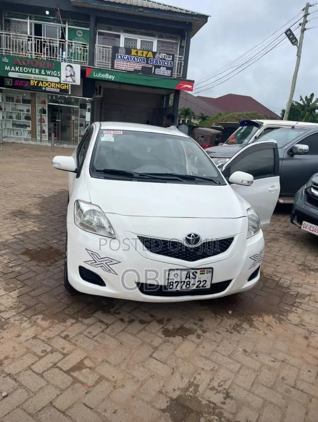 Toyota Corolla 2013 White · Photo 1