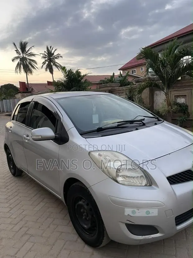Toyota Vitz 2010 Silver · Photo 1