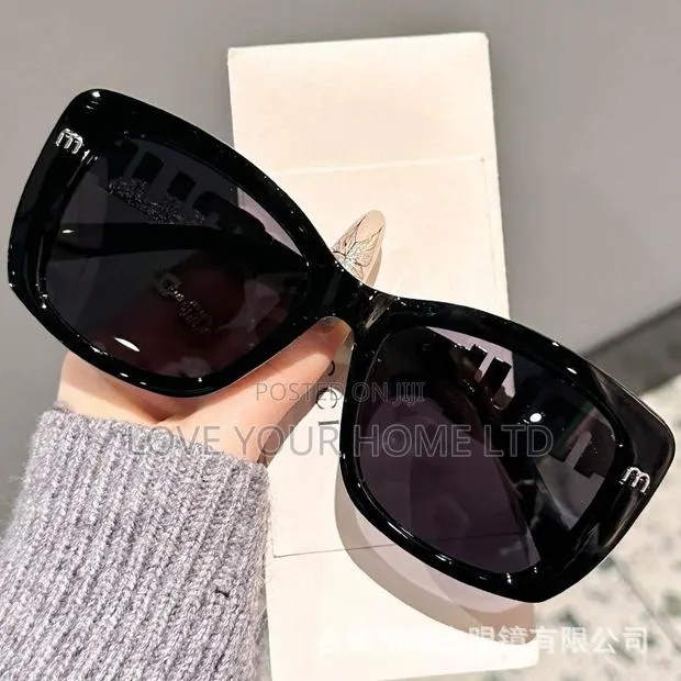 Fashion Women's Oversized Square Sunglasses UV400 · Photo 1