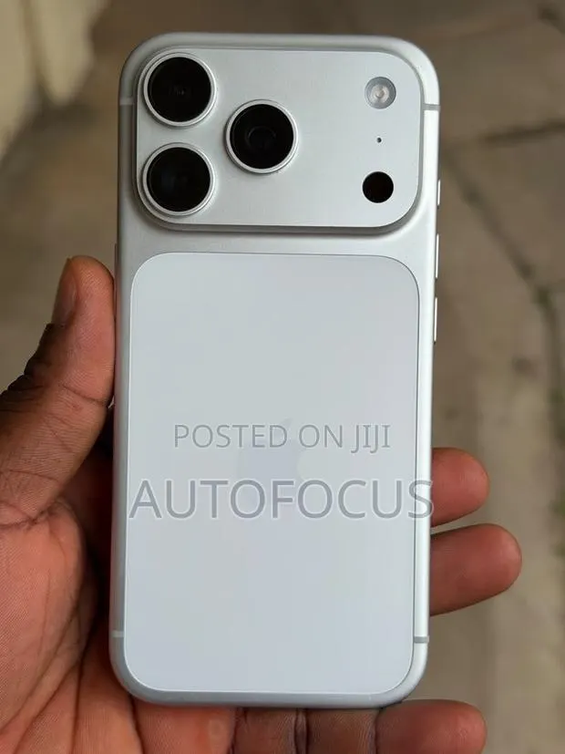 Apple iPhone 17 Pro 256 GB Silver · Photo 1