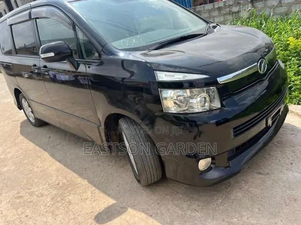 Toyota Voxy 2012 Black · Photo 8