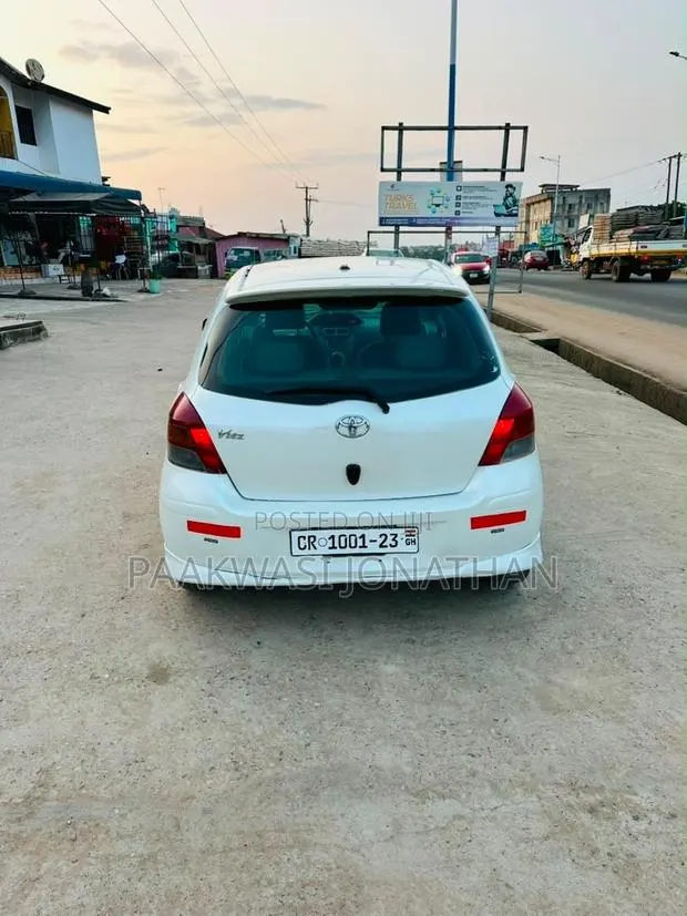 Toyota Vitz 2009 White · Photo 1