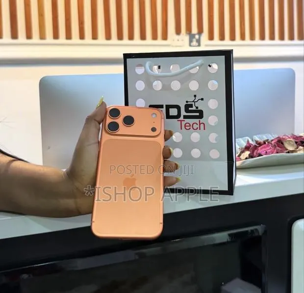 Apple iPhone 17 Pro 512 GB Orange · Photo 1