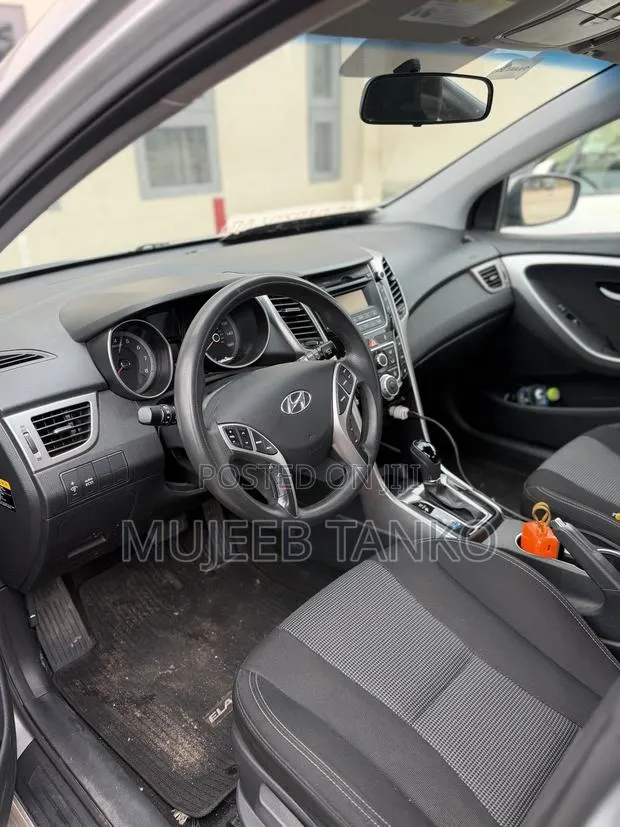 Hyundai Elantra Limited 4dr Sedan (1.8L 4cyl 6A) 2015 Silver · Photo 1
