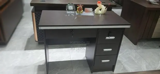 Durable Office Desk · Photo 1