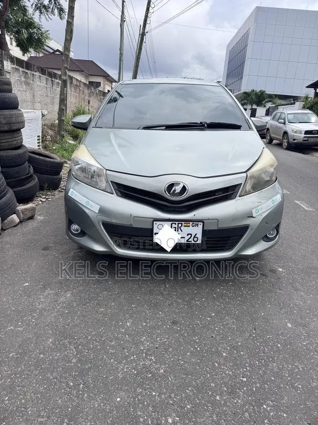 Toyota Vitz 1.3 AWD 5dr 2013 Silver · Photo 1