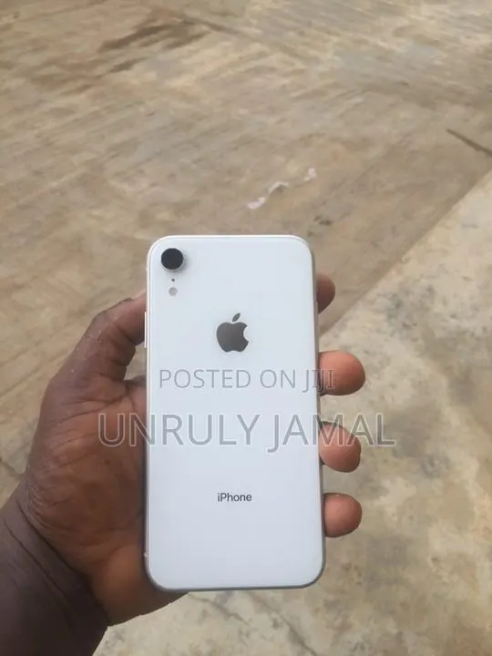 Apple iPhone XR 64 GB White · Photo 1