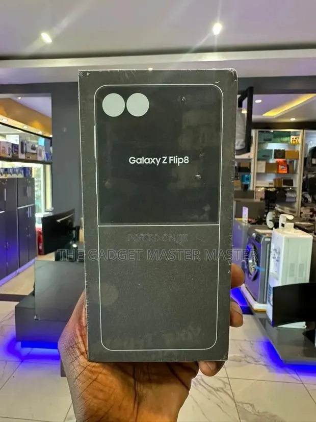 New Samsung Galaxy Z Flip8 256 GB Black · Photo 1