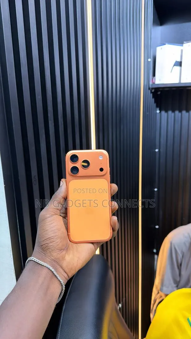 Apple iPhone 17 Pro 256 GB Orange · Photo 1